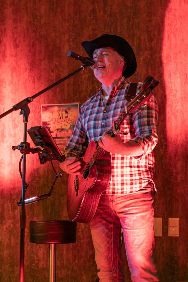Pieter Cooreman met cowboyhoed tijdens een country-optreden.